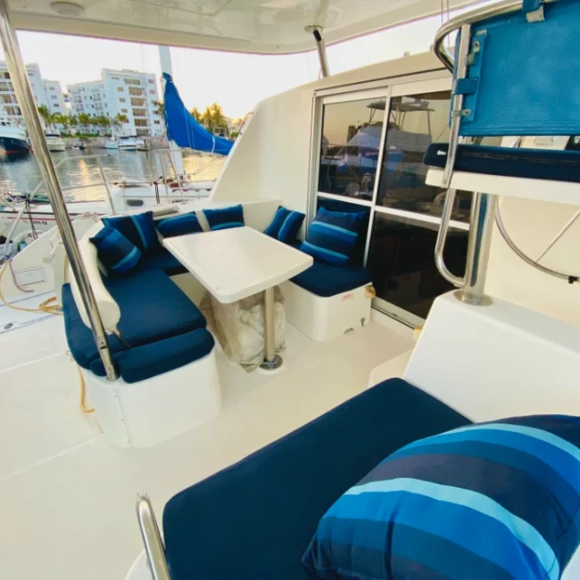 002_2011-leopard-38-catamaran-exterior_blueyonderyachts