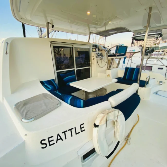004_2011-leopard-38-catamaran-exterior_blueyonderyachts