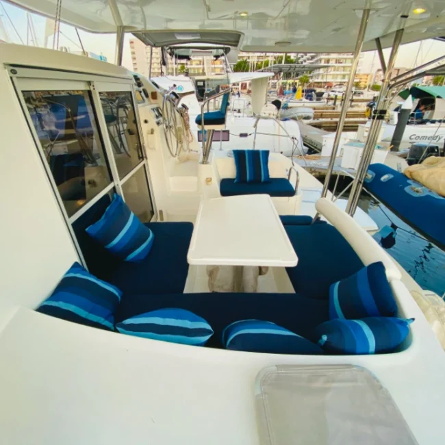 005_2011-leopard-38-catamaran-exterior_blueyonderyachts