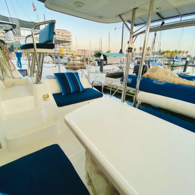 006_2011-leopard-38-catamaran-exterior_blueyonderyachts