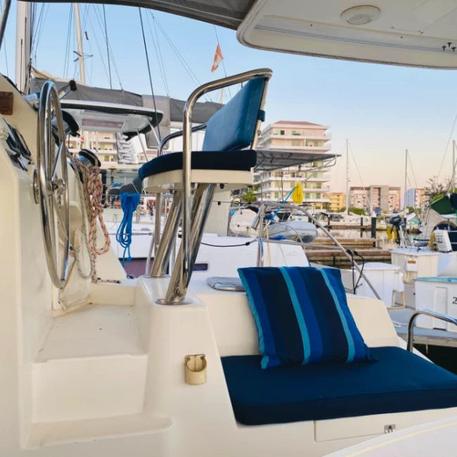 007_2011-leopard-38-catamaran-exterior_blueyonderyachts