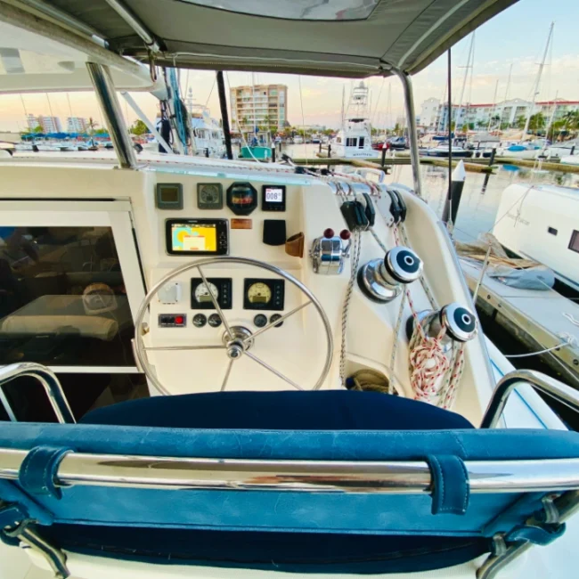 009_2011-leopard-38-catamaran-exterior_blueyonderyachts