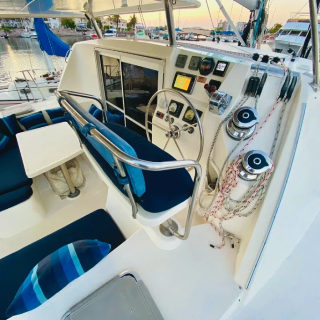 010_2011-leopard-38-catamaran-exterior_blueyonderyachts