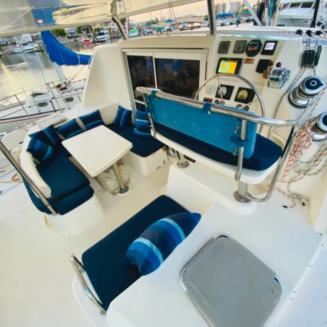 011_2011-leopard-38-catamaran-exterior_blueyonderyachts