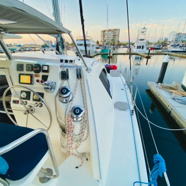 012_2011-leopard-38-catamaran-exterior_blueyonderyachts