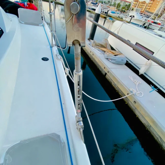 013_2011-leopard-38-catamaran-exterior_blueyonderyachts