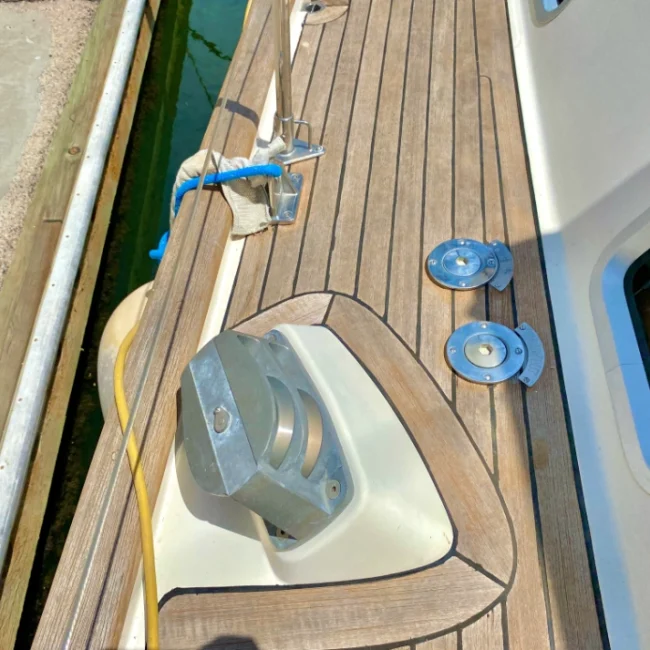 015_2001-oyster-56-chinook-deck-and-hull