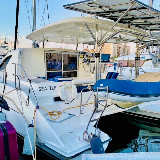 028_2011-leopard-38-catamaran-exterior_blueyonderyachts