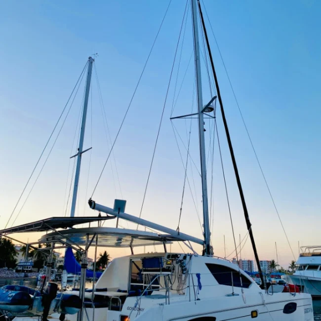 032_2011-leopard-38-catamaran-exterior_blueyonderyachts