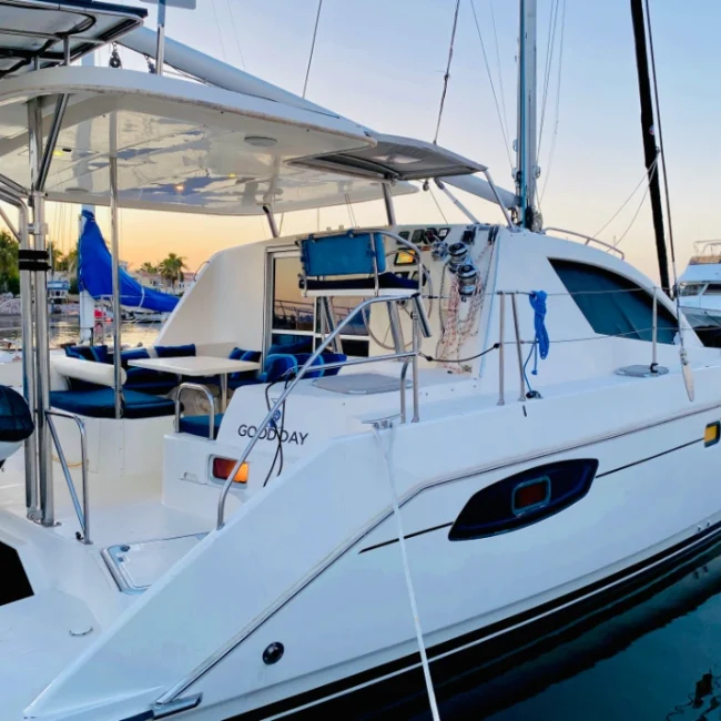 033_2011-leopard-38-catamaran-exterior_blueyonderyachts
