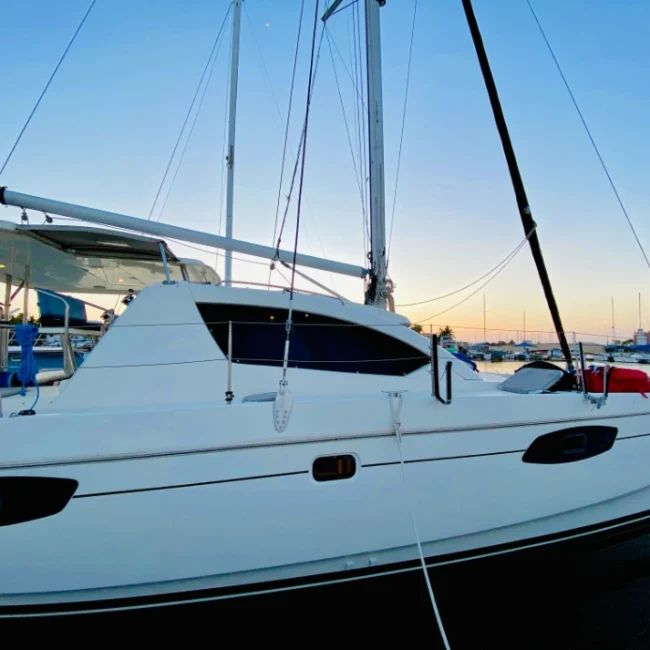 034_2011-leopard-38-catamaran-exterior_blueyonderyachts