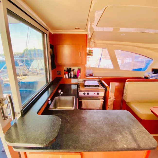 041_2011-leopard-38-catamaran-interior_blueyonderyachts