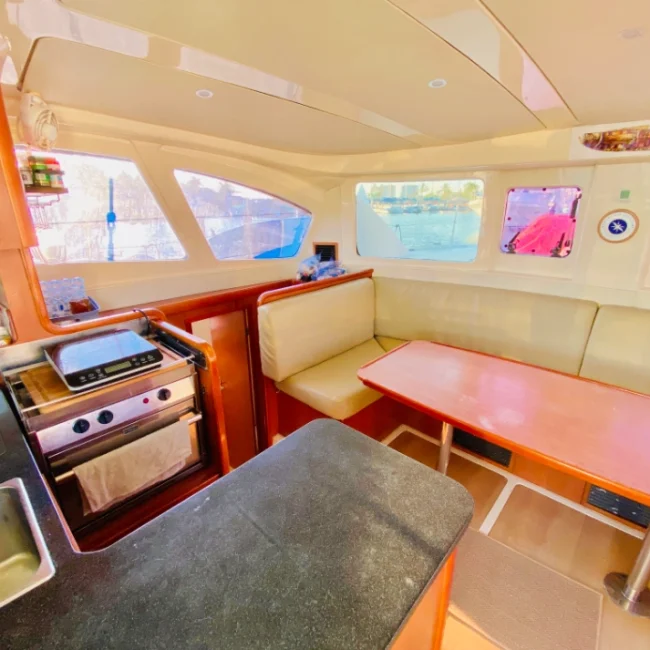 042_2011-leopard-38-catamaran-interior_blueyonderyachts
