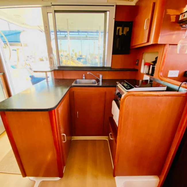 043_2011-leopard-38-catamaran-interior_blueyonderyachts