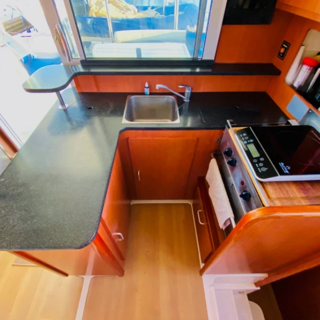 044_2011-leopard-38-catamaran-interior_blueyonderyachts
