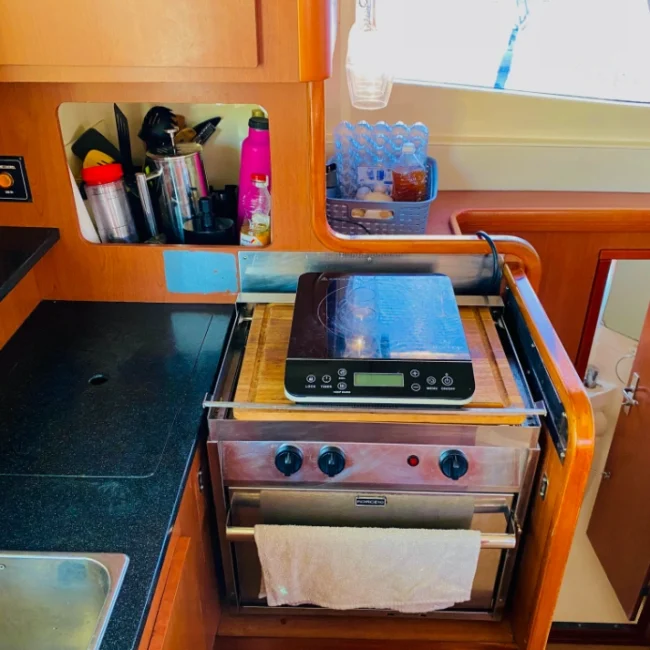 046_2011-leopard-38-catamaran-interior_blueyonderyachts