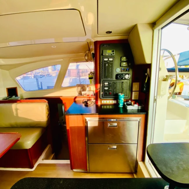 047_2011-leopard-38-catamaran-interior_blueyonderyachts