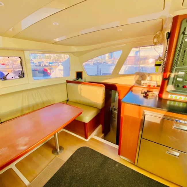 048_2011-leopard-38-catamaran-interior_blueyonderyachts