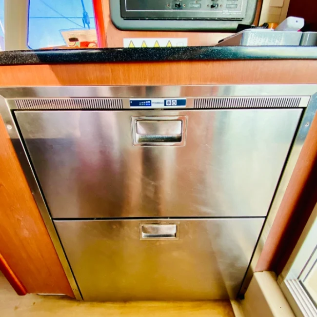 051_2011-leopard-38-catamaran-interior_blueyonderyachts