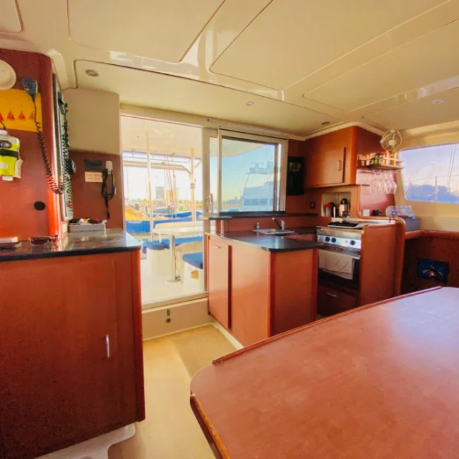 053_2011-leopard-38-catamaran-interior_blueyonderyachts
