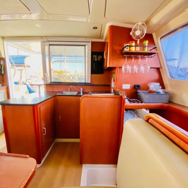 055_2011-leopard-38-catamaran-interior_blueyonderyachts