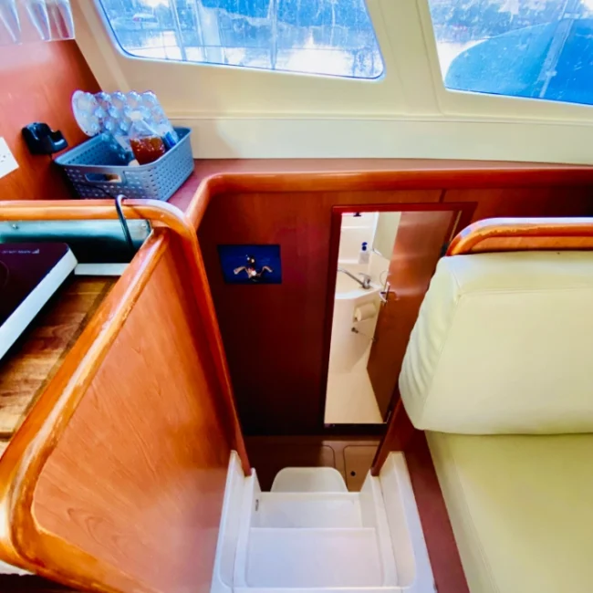 058_2011-leopard-38-catamaran-interior_blueyonderyachts