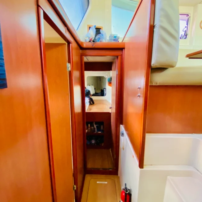 059_2011-leopard-38-catamaran-interior_blueyonderyachts
