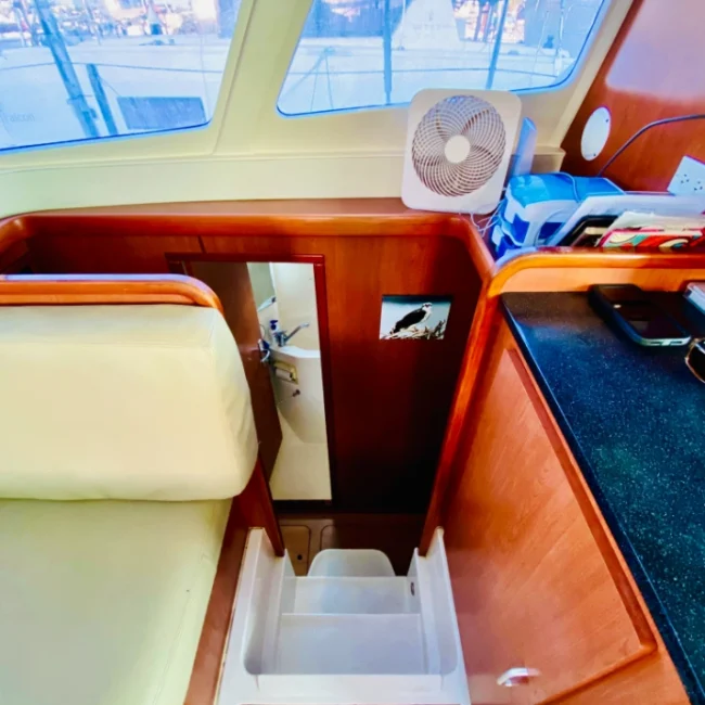 070_2011-leopard-38-catamaran-interior_blueyonderyachts