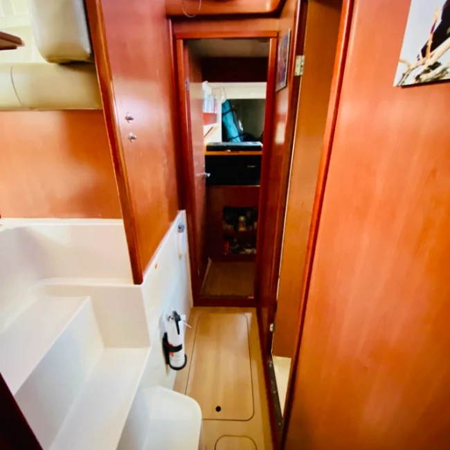 071_2011-leopard-38-catamaran-interior_blueyonderyachts