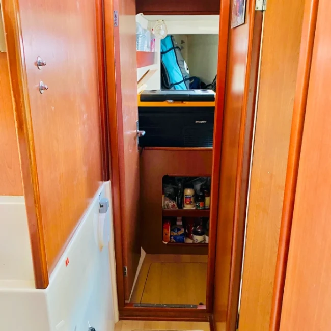 072_2011-leopard-38-catamaran-interior_blueyonderyachts