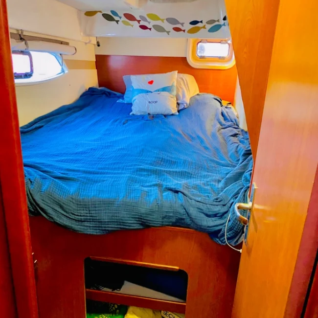 080_2011-leopard-38-catamaran-interior_blueyonderyachts