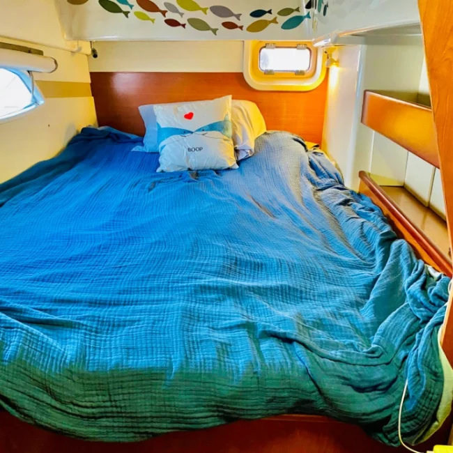 081_2011-leopard-38-catamaran-interior_blueyonderyachts